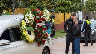 El futbolista del Getafe David Cord&oacute;n (i), durante el entierro de su padre