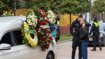 El futbolista del Getafe David Cord&oacute;n (i), durante el entierro de su padre