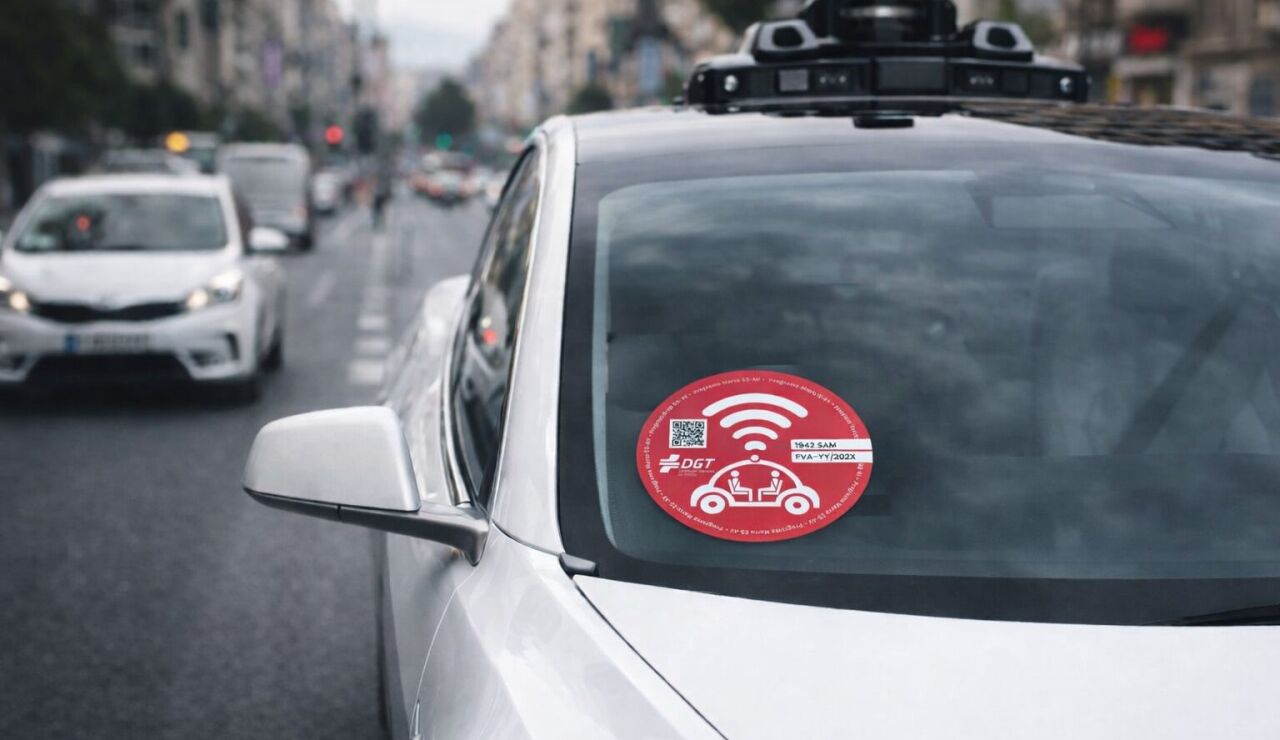 Si te cruzas con un coche con etiqueta roja, no es contaminante, pero ser&aacute; mejor que no te enfades con el conductor