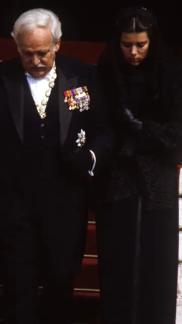 Raniero III y Carolina de Mónaco en el funeral de Grace Kelly Raniero III y Carolina de Mónaco en el funeral de Grace Kelly