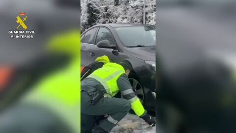 La Guardia Civil inicia el desembolsamiento de los camiones retenidos por la borrasca Ingrid