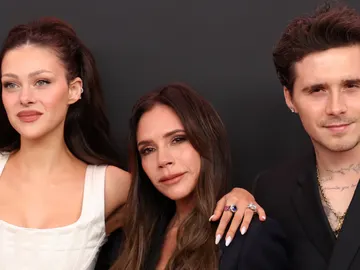 Nicola Peltz, Victoria Beckham y Brooklyn Beckham Nicola Peltz, Victoria Beckham y Brooklyn Beckham