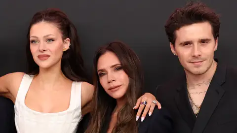 Nicola Peltz, Victoria Beckham y Brooklyn Beckham Nicola Peltz, Victoria Beckham y Brooklyn Beckham