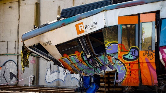 Trabajos de retirada del tren de Rodalies descarrilado en Gelida (Barcelona).