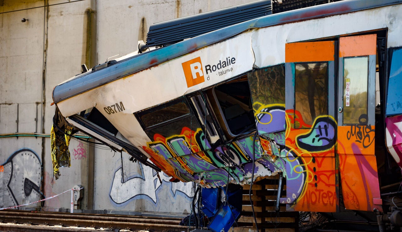 Trabajos de retirada del tren de Rodalies descarrilado en Gelida (Barcelona).