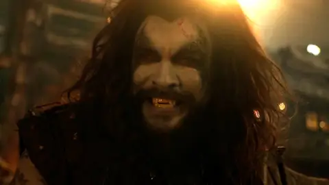 Jason Momoa como Lobo en Supergirl Jason Momoa como Lobo en Supergirl