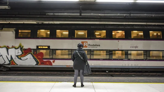 Suspendida la circulación de todos los trenes de Rodalies y Media Distancia en Cataluña Suspendida la circulación de todos los trenes de Rodalies y Media Distancia en Cataluña