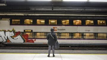 Suspendida la circulaci&oacute;n de todos los trenes de Rodalies y Media Distancia en Catalu&ntilde;a