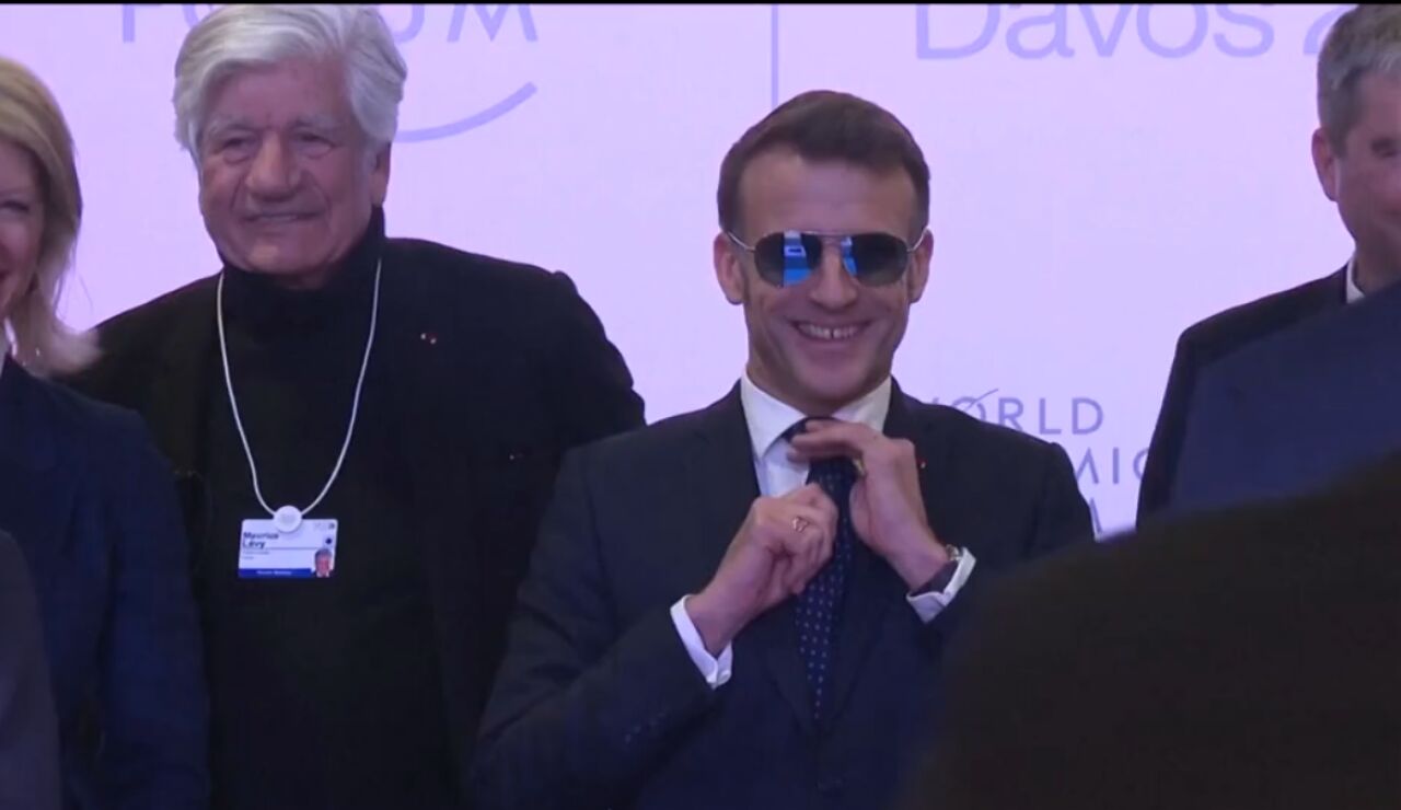 Macron con las pol&eacute;micas gafas