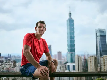Alex Honnold y al fondo la torre Taipei 101 Alex Honnold y al fondo la torre Taipei 101