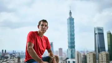 Alex Honnold y al fondo la torre Taipei 101 Alex Honnold y al fondo la torre Taipei 101