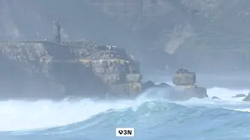 Mejora la red viaria tras el temporal, pero persisten cortes y avisos rojos por oleaje y nieve Mejora la red viaria tras el temporal, pero persisten cortes y avisos rojos por oleaje y nieve