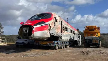 El quinto día de trabajos en Adamuz (Córdoba) se centra en la retirada de restos de los trenes y limpieza de las vías El quinto día de trabajos en Adamuz (Córdoba) se centra en la retirada de restos de los trenes y limpieza de las vías