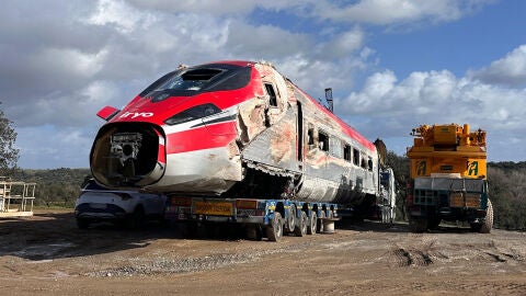 Uno de los vagones del Iryo accidentado en Adamuz es transportado por una gr&uacute;a, a 23 de enero de 2026, en Audaz, C&oacute;rdoba, Andaluc&iacute;a (Espa&ntilde;a). Los trabajos en la zona del accidente ferroviario en Adamuz (C&oacute;rdoba) contin&uacute;an hoy centrados en la retirada de los restos de ambos trenes y la limpieza de las v&iacute;as, todo ello despu&eacute;s de que hayan finalizado las labores de emergencia tras localizarse en la tarde de este pasado jueves a las dos &uacute;ltimas v&iacute;ctimas desaparecidas, que han elevado a 45 el n&uacute;me...