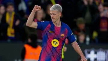 Dani Olmo celebra su gol ante el Oviedo