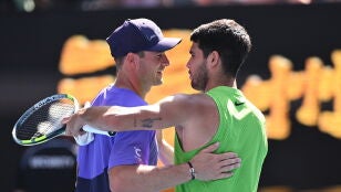 Tommy Paul y Carlos Alcaraz se saludan tras el partido de octavos de final del Open de Australia