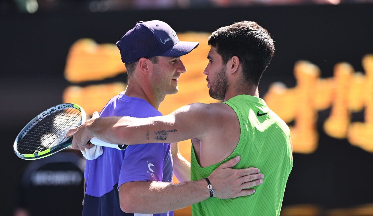 Tommy Paul y Carlos Alcaraz se saludan tras el partido de octavos de final del Open de Australia