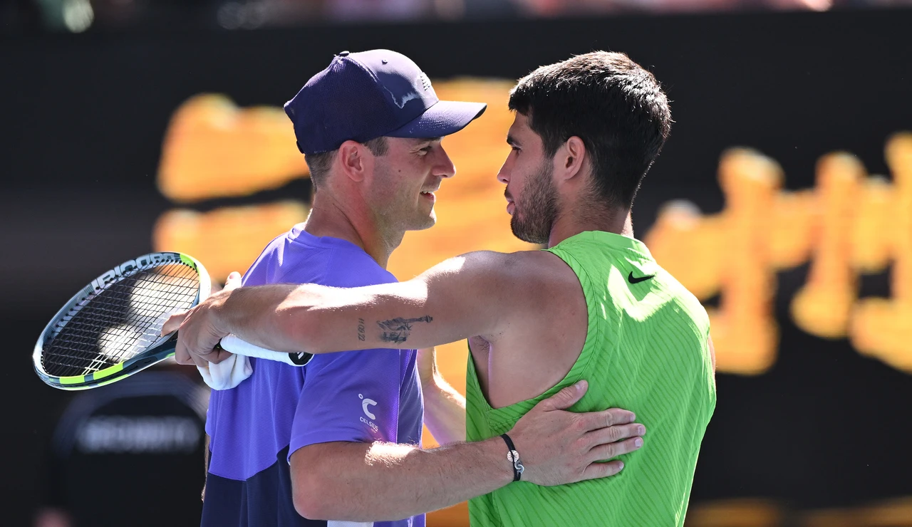 Tommy Paul y Carlos Alcaraz se saludan tras el partido de octavos de final del Open de Australia