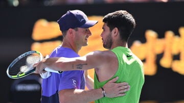 Tommy Paul y Carlos Alcaraz se saludan tras el partido de octavos de final del Open de Australia