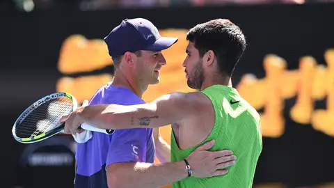 Tommy Paul y Carlos Alcaraz se saludan tras el partido de octavos de final del Open de Australia Tommy Paul y Carlos Alcaraz se saludan tras el partido de octavos de final del Open de Australia