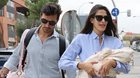 Jaime Astrain y Lidia Torrent con su hija Jaime Astrain y Lidia Torrent con su hija