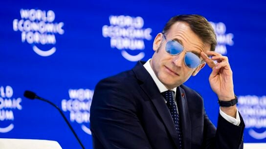 El presidente franc&eacute;s Emmanuel Macron hace gestos durante una sesi&oacute;n plenaria en el Sal&oacute;n del Congreso durante la 56&ordf; reuni&oacute;n anual del Foro Econ&oacute;mico Mundial (WEF) en Davos, Suiza