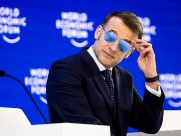 El presidente franc&eacute;s Emmanuel Macron hace gestos durante una sesi&oacute;n plenaria en el Sal&oacute;n del Congreso durante la 56&ordf; reuni&oacute;n anual del Foro Econ&oacute;mico Mundial (WEF) en Davos, Suiza