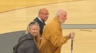 Gregg Popovich reaparece en el H-E-B Center de Cedar Park