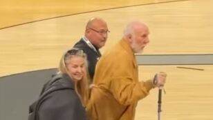 Gregg Popovich reaparece en el H-E-B Center de Cedar Park