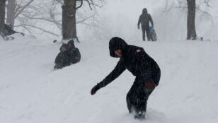 Una persona practica snowboard este domingo en Central Park, Nueva York