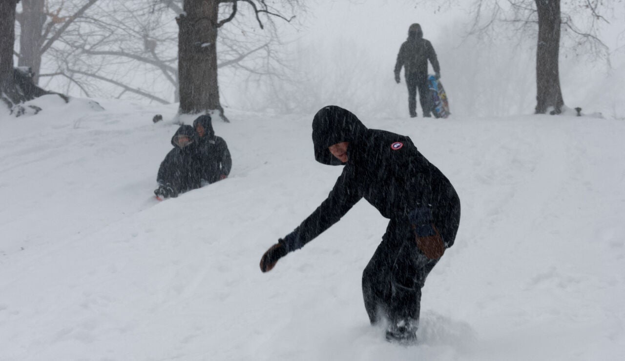 Una persona practica snowboard este domingo en Central Park, Nueva York