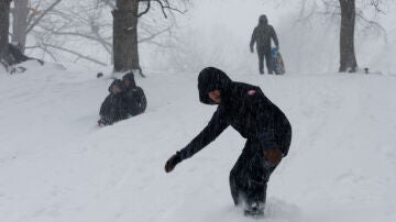 Una persona practica snowboard este domingo en Central Park, Nueva York