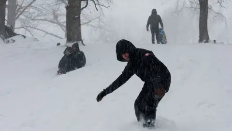 Una persona practica snowboard este domingo en Central Park, Nueva York Una persona practica snowboard este domingo en Central Park, Nueva York