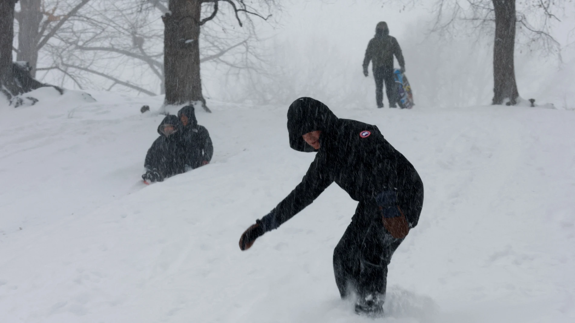 Una persona practica snowboard este domingo en Central Park, Nueva York Una persona practica snowboard este domingo en Central Park, Nueva York