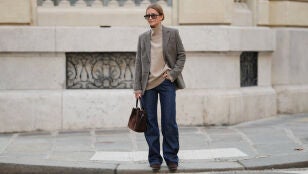 Mujer con vaqueros rectos