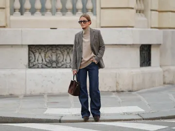 Mujer con vaqueros rectos Mujer con vaqueros rectos