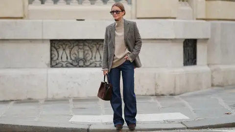 Mujer con vaqueros rectos Mujer con vaqueros rectos