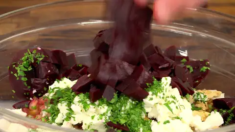 Pela la chalota, pícala finamente y agrégala al bol Pela la chalota, pícala finamente y agrégala al bol