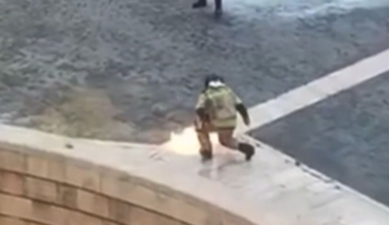 Un bombero se intenta quemar a lo bonzo