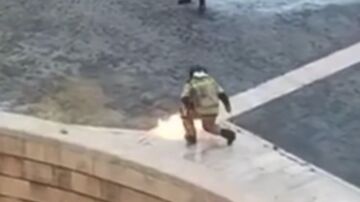 Un bombero se intenta quemar a lo bonzo