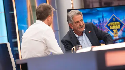 "Me sorprende que este hombre aguante": Miguel Ángel Revilla analiza por qué no ha dimitido Pedro Sánchez "Me sorprende que este hombre aguante": Miguel Ángel Revilla analiza por qué no ha dimitido Pedro Sánchez