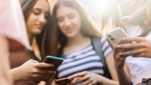 J&oacute;venes adolescentes usando el m&oacute;vil