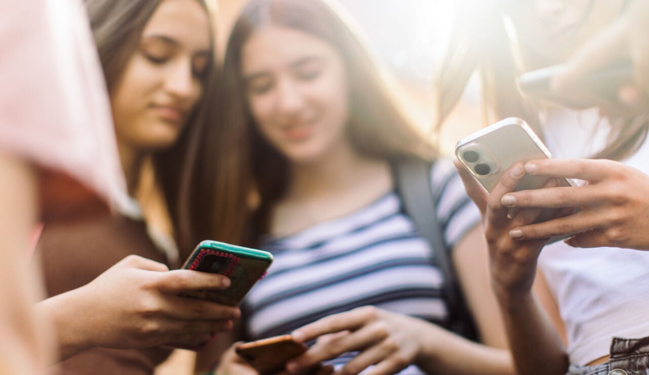 J&oacute;venes adolescentes usando el m&oacute;vil