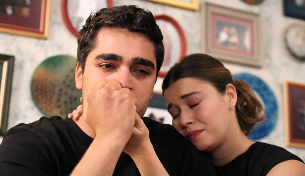 “Lo lamentaré siempre”: Ferit se rompe con Seyran y ruega volver a ver a Orhan