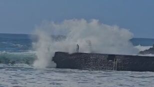 El momento en que la ola impacta con el hombre