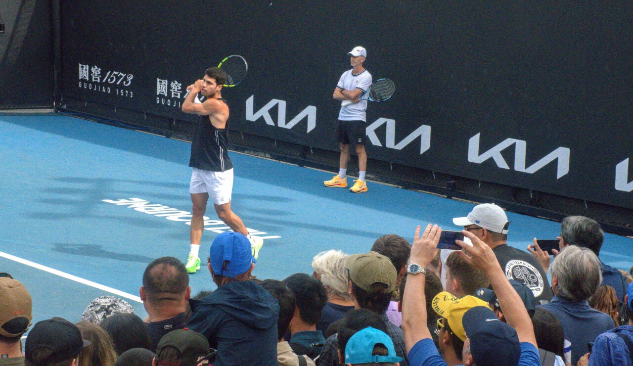 Carlos Alcaraz entrena en Melbourne con Samu L&oacute;pez al fondo de la pista