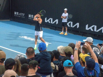 Carlos Alcaraz entrena en Melbourne con Samu L&oacute;pez al fondo de la pista