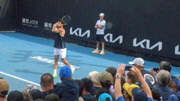 Carlos Alcaraz entrena en Melbourne con Samu L&oacute;pez al fondo de la pista