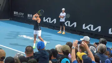 Carlos Alcaraz entrena en Melbourne con Samu López al fondo de la pista Carlos Alcaraz entrena en Melbourne con Samu López al fondo de la pista