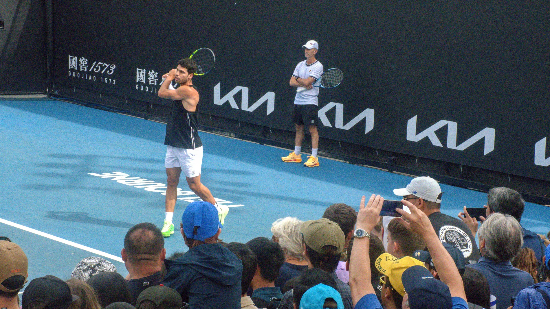Carlos Alcaraz entrena en Melbourne con Samu López al fondo de la pista Carlos Alcaraz entrena en Melbourne con Samu López al fondo de la pista